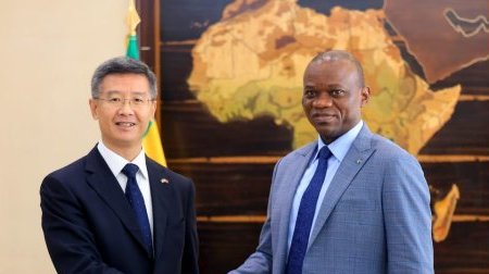 Brice Oligui Nguema échange avec l’ambassadeur de Chine et des entrepreneurs militaires chinois
