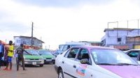 Libreville : Un taximan se fait braquer au couteau par deux jeunes filles gabonaises
